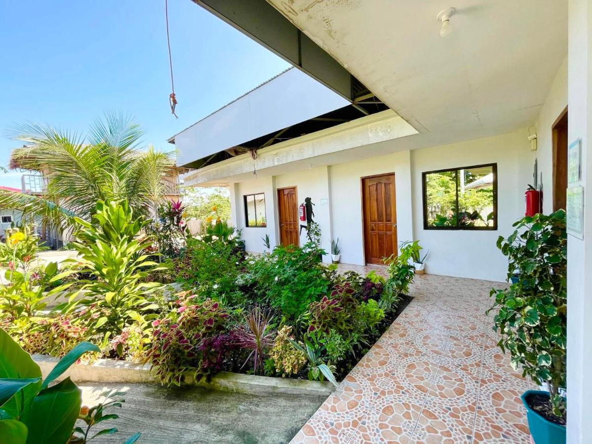 Ananas Guesthouse Moalboal Exterior photo